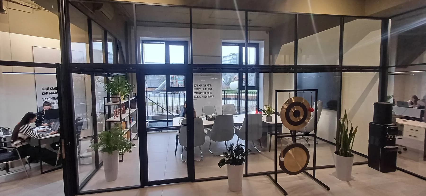 Кабинеты в open space за стеклянными перегородками в чёрном профиле